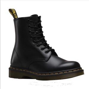 Dr. Martens 1469 8-eye boot